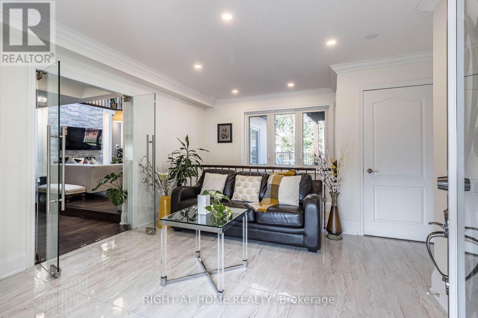 2463 Rebecca Street, Oakville, Ontario  L6L 2B1 - Photo 3 - W13693438