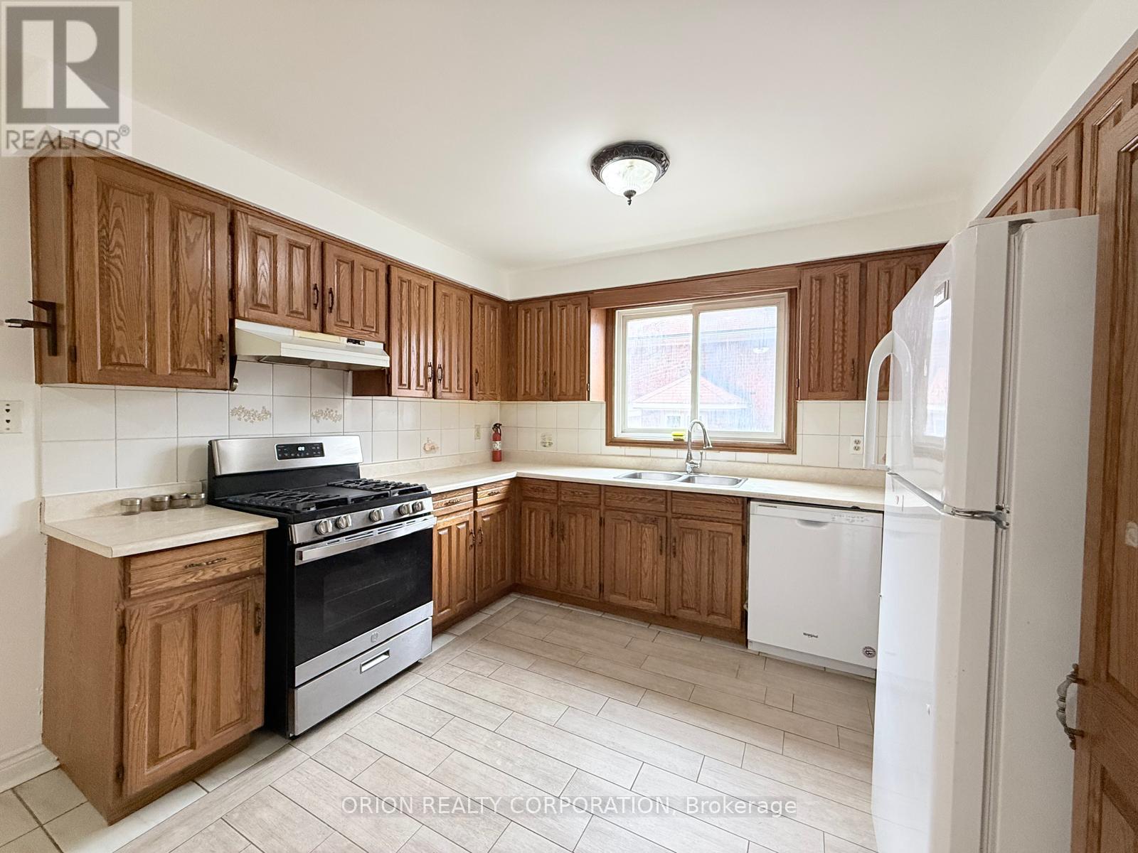Upper - 274 Viewmount Avenue, Toronto, Ontario  M6B 1V2 - Photo 14 - W13693558