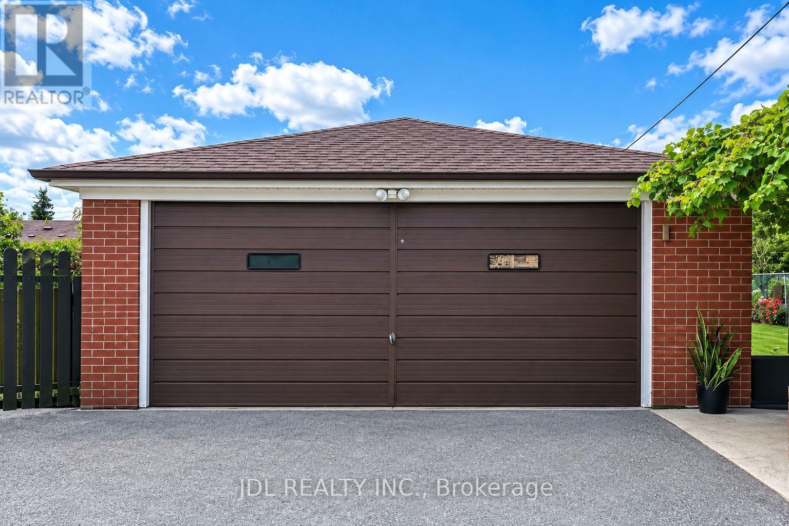 40 Montana Avenue, Toronto, Ontario  M3M 1B6 - Photo 9 - W13674436
