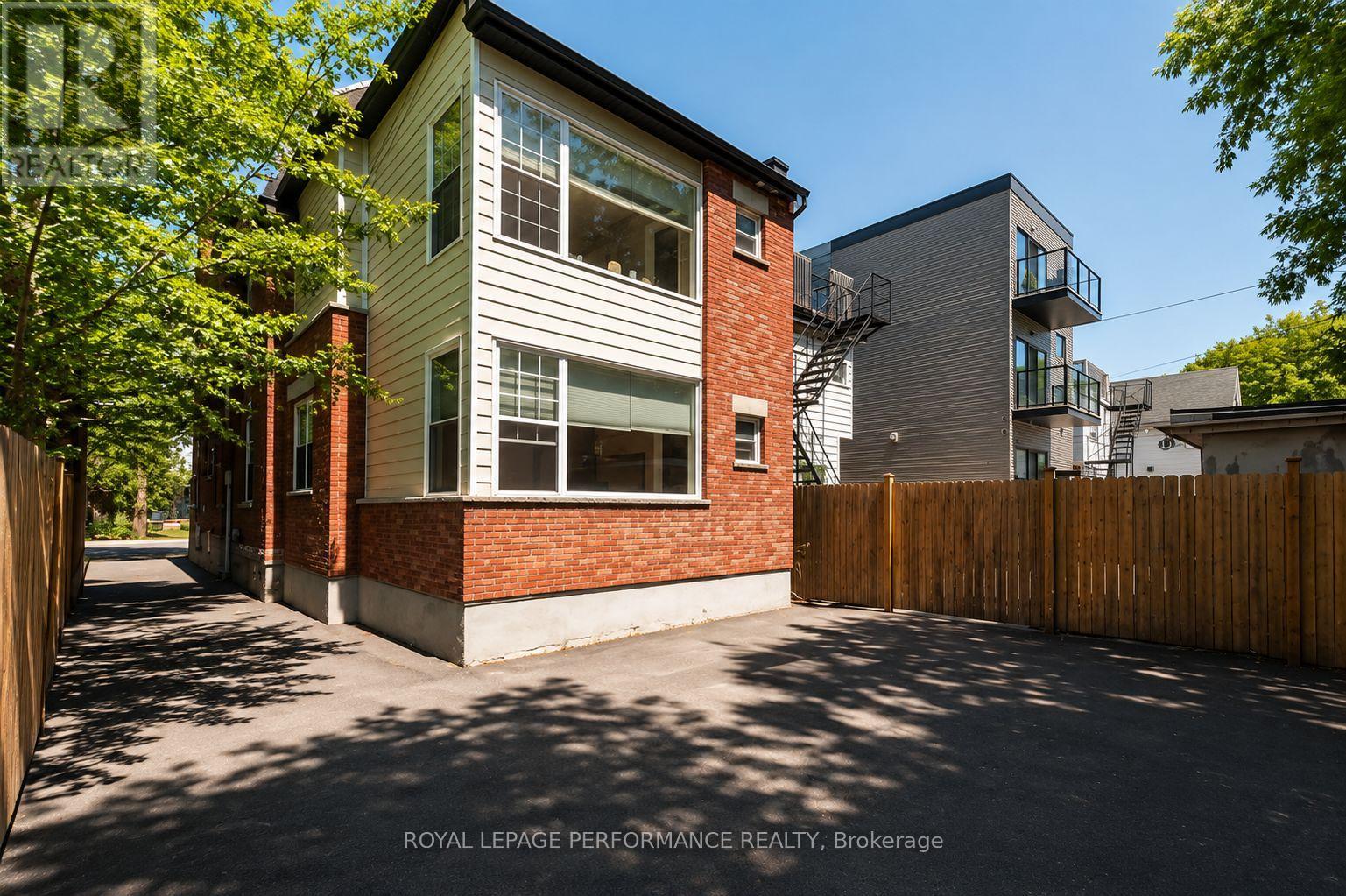 2 - 736 COOPER STREET W