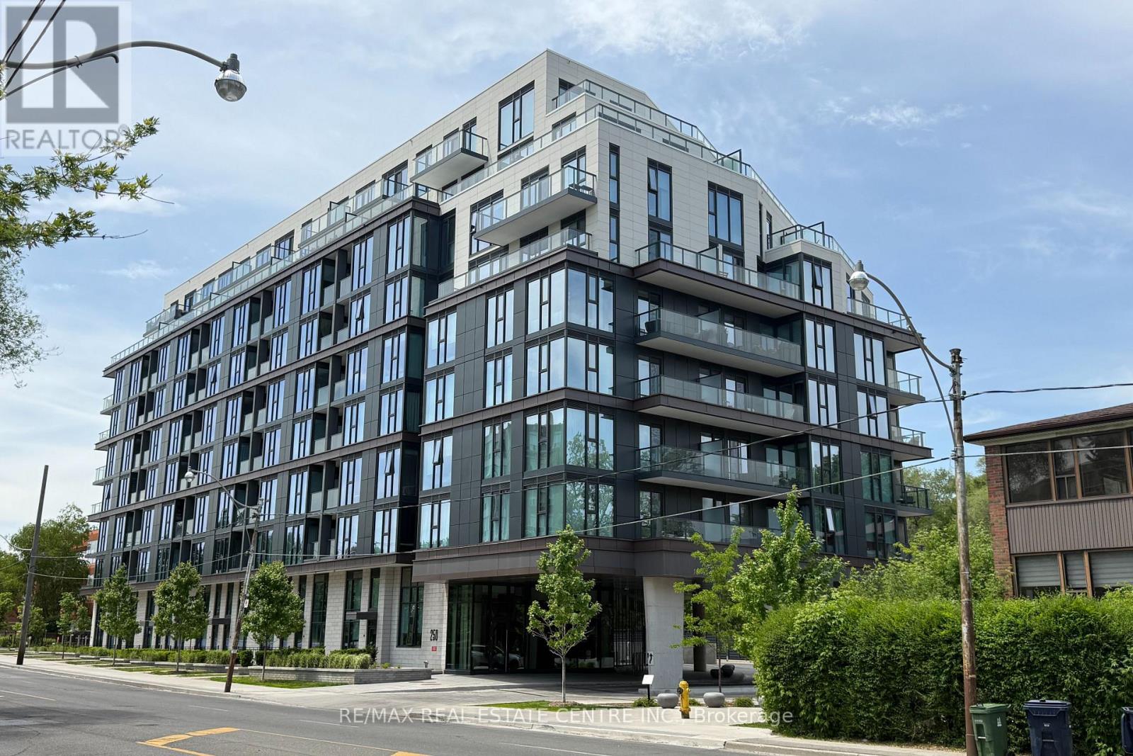 <div class="slider-price">$749,000</div><p>422 - 250 Lawrence Avenue W, Toronto, Ontario</p>