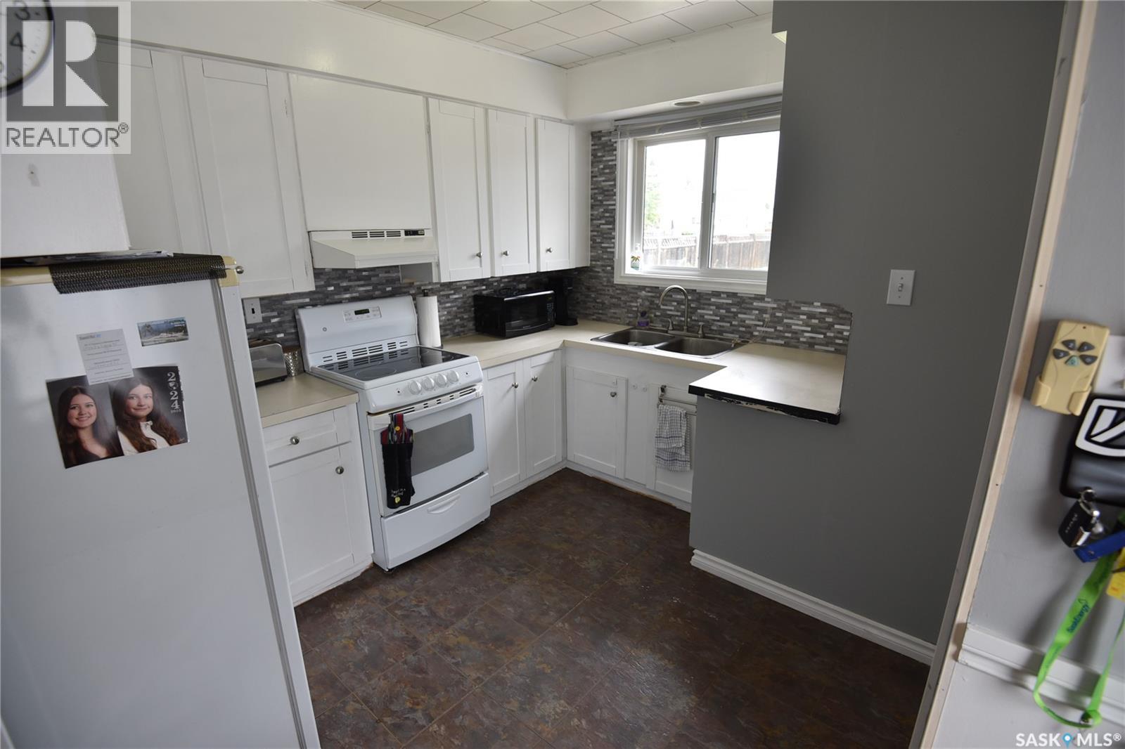 415 8th Avenue W, Nipawin, Saskatchewan  S0E 1E0 - Photo 2 - SK046087