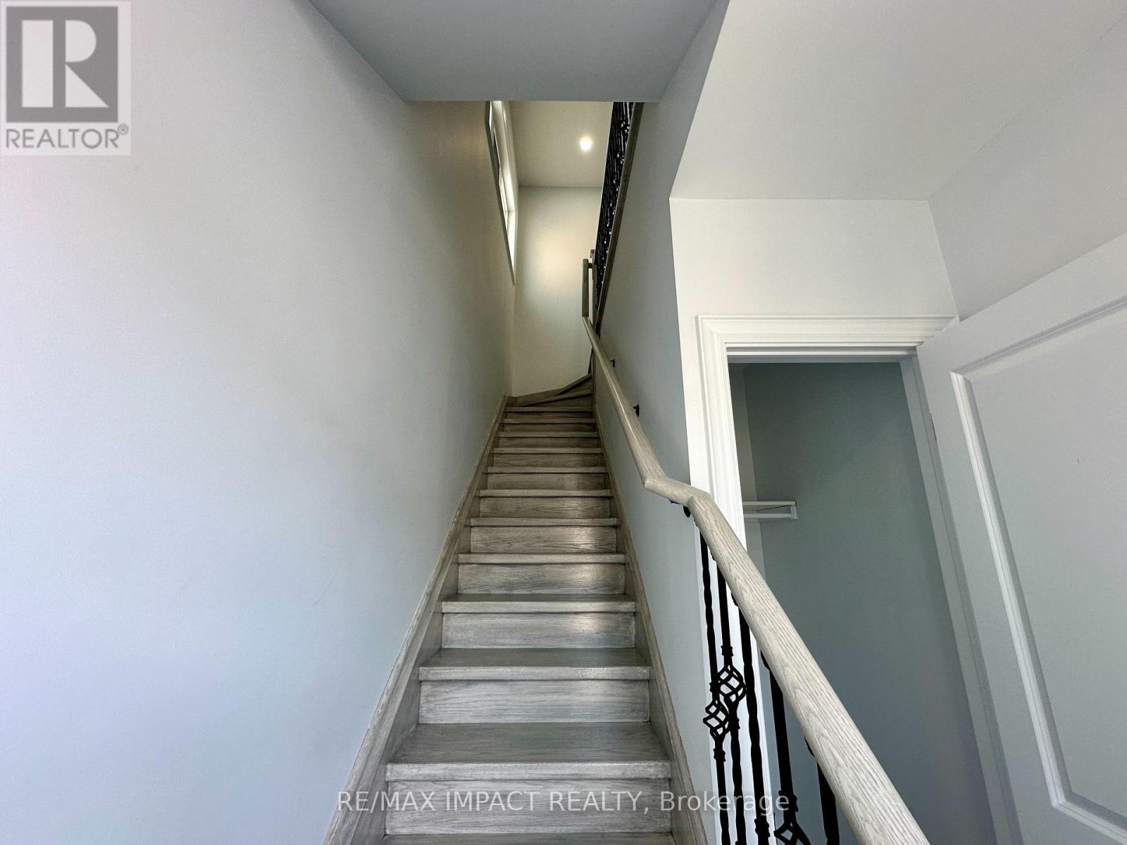 Coach - 32 Toulouse Court, Markham, Ontario L6B 1J5 - Photo 3 - N13693786