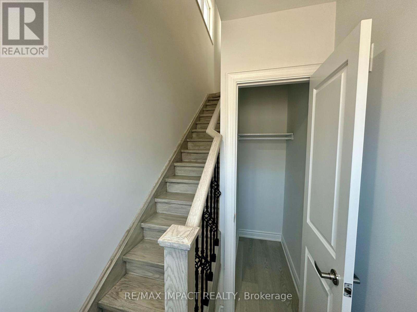 Coach - 32 Toulouse Court, Markham, Ontario L6B 1J5 - Photo 4 - N13693786