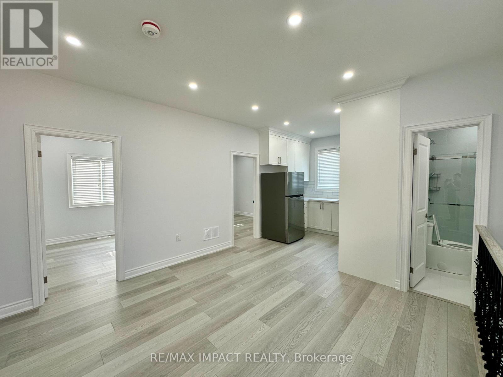 Coach - 32 Toulouse Court, Markham, Ontario L6B 1J5 - Photo 6 - N13693786
