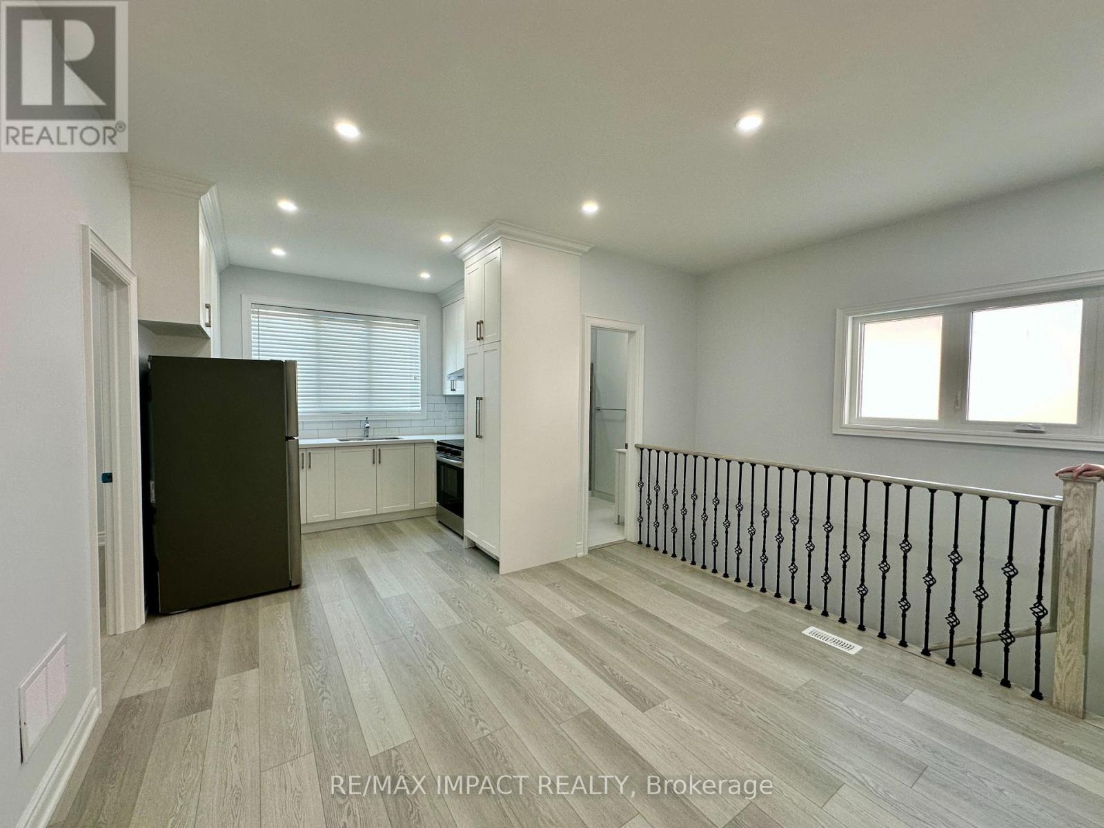 Coach - 32 Toulouse Court, Markham, Ontario L6B 1J5 - Photo 7 - N13693786