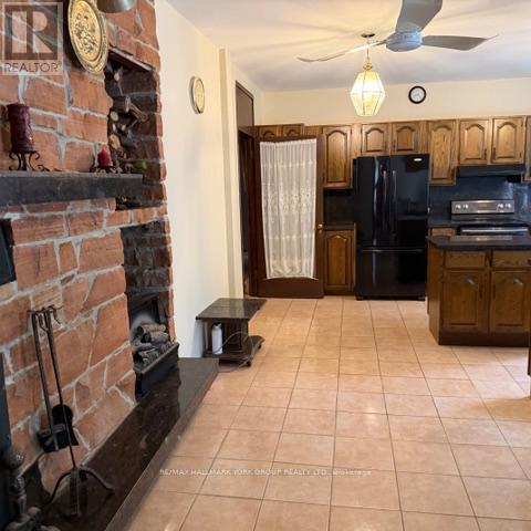 245 Davis Drive, Uxbridge, Ontario  L4A 7X4 - Photo 8 - N12338408