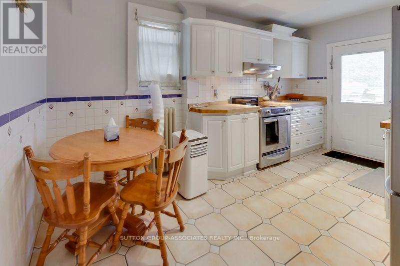 131 Lauder Avenue, Toronto, Ontario  M6H 3E4 - Photo 10 - W13693722