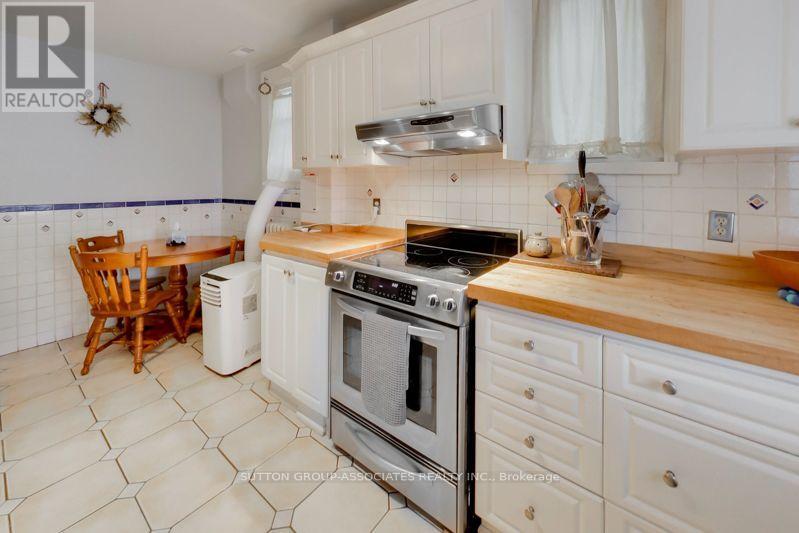 131 Lauder Avenue, Toronto, Ontario  M6H 3E4 - Photo 12 - W13693722