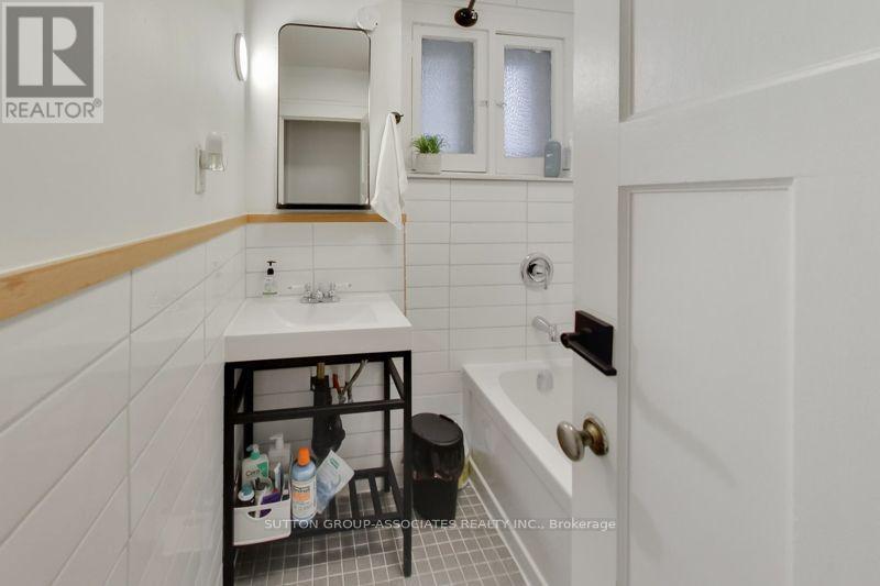 131 Lauder Avenue, Toronto, Ontario  M6H 3E4 - Photo 21 - W13693722