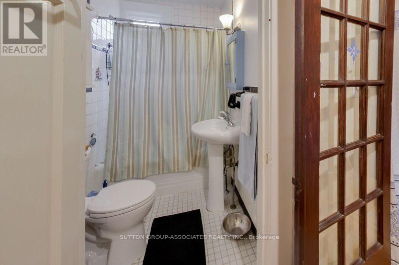 131 Lauder Avenue, Toronto, Ontario  M6H 3E4 - Photo 8 - W13693722