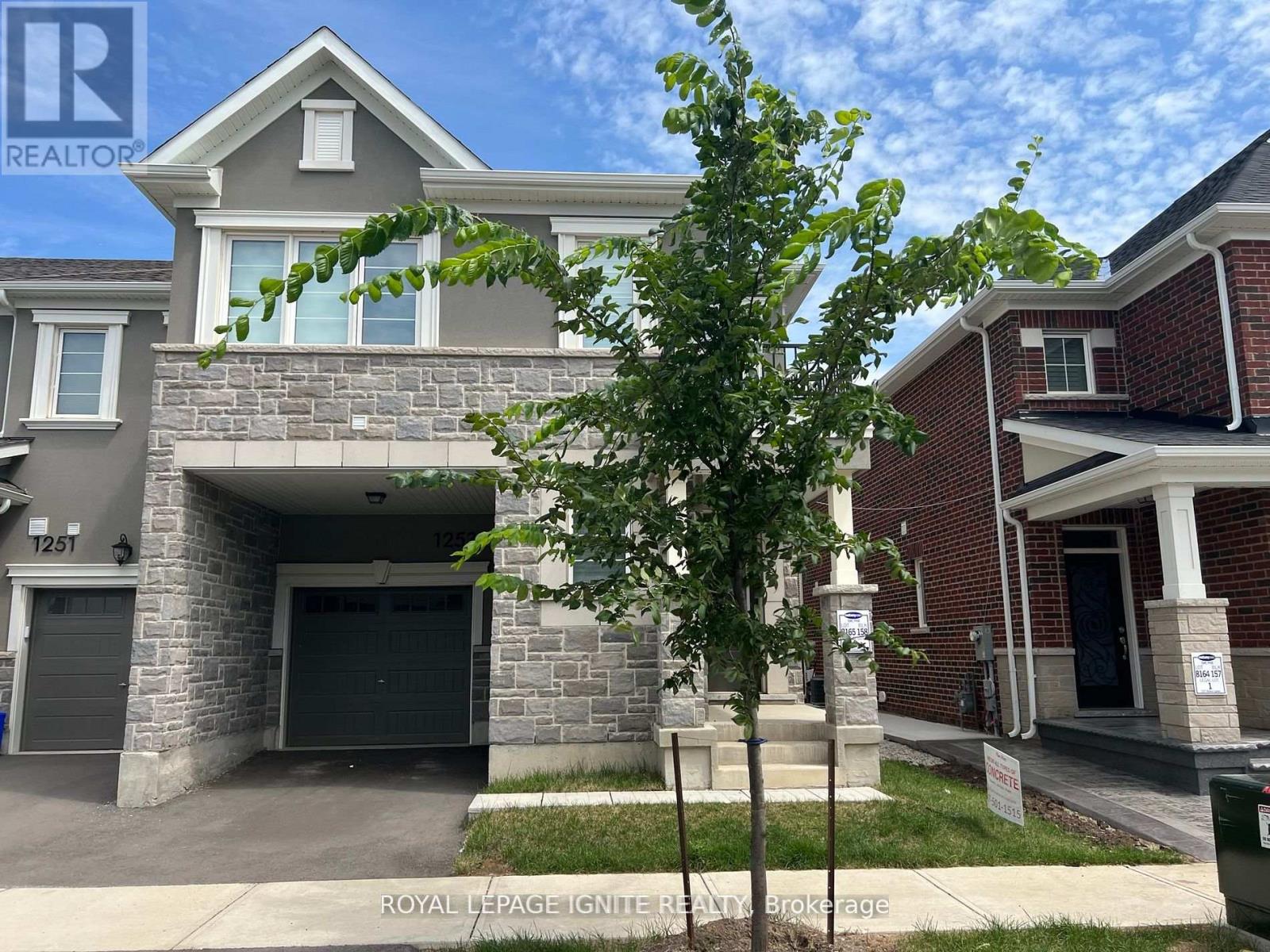1253 Redbud Gardens, Milton, Ontario  L9E 1S2 - Photo 2 - W13693726
