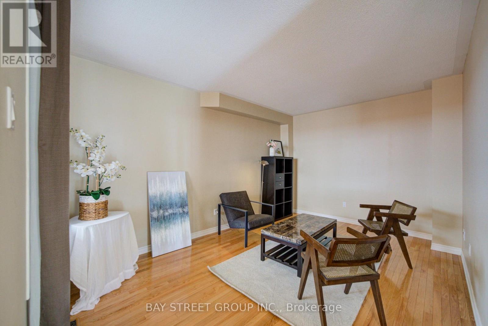 5922 Dalebrook Crescent, Mississauga, Ontario  L5M 5R9 - Photo 5 - W13693770