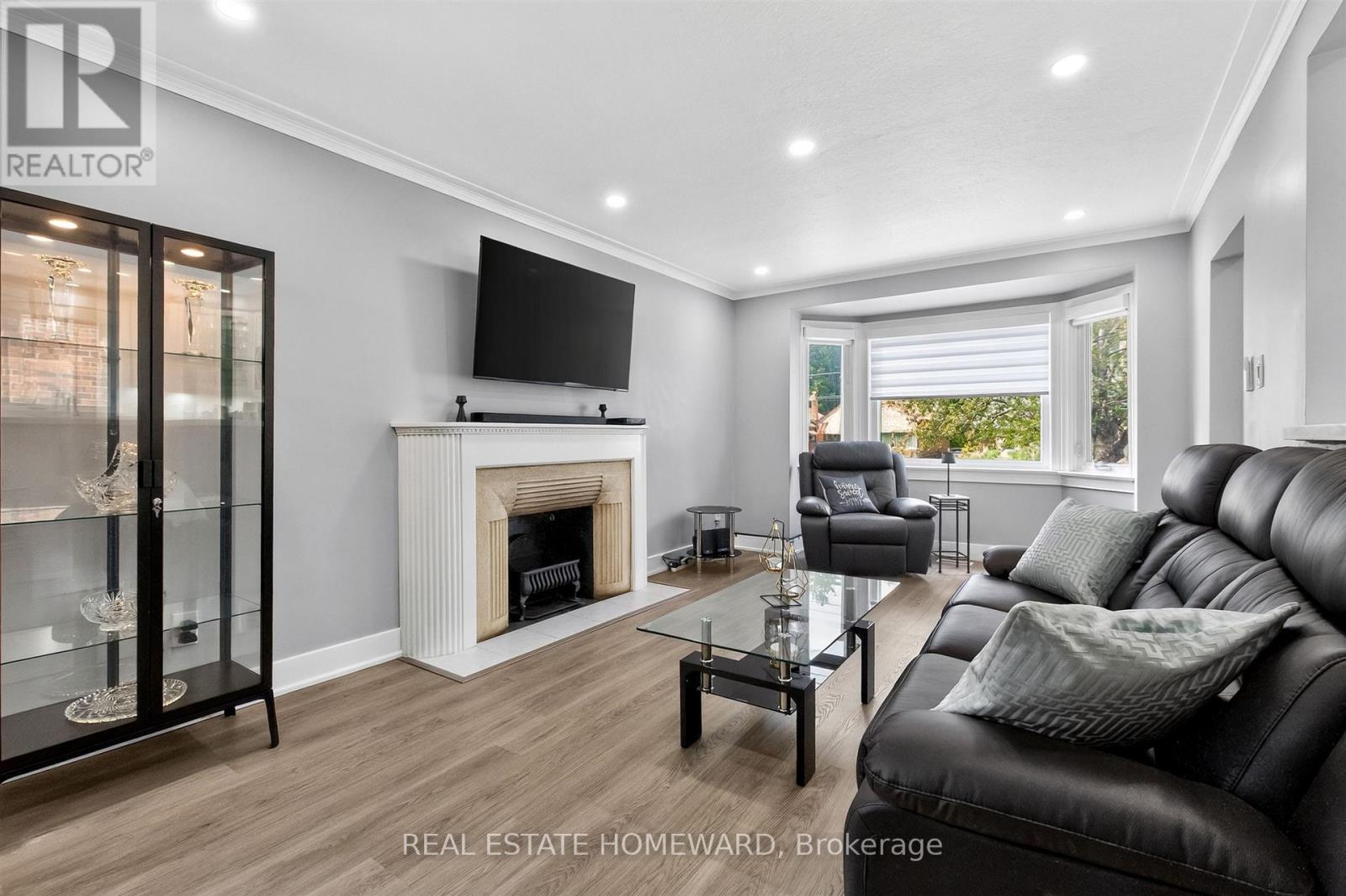 413 O'connor Drive, Toronto, Ontario  M4J 2W4 - Photo 4 - E13692432