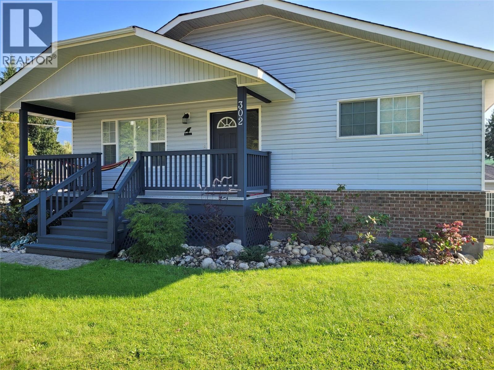 302 5th Street NW, Nakusp, British Columbia