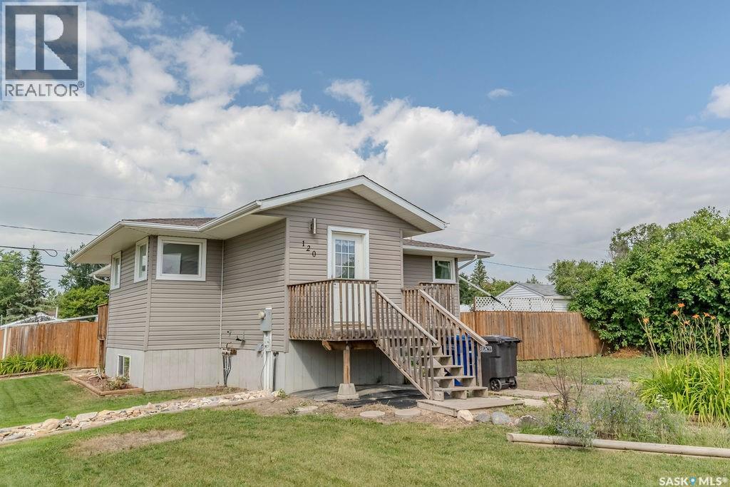 120 1st Street N, Wakaw, Saskatchewan  S0K 4P0 - Photo 2 - SK046096