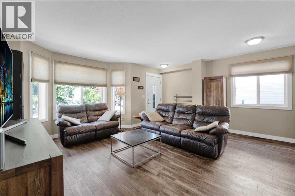 118 Meadowpark Drive, Carstairs, Alberta  T0M 0N0 - Photo 6 - A2325309