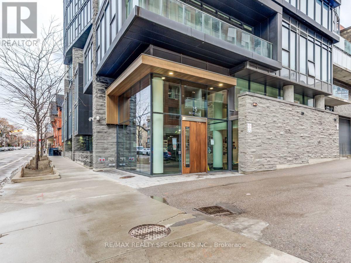 <div class="slider-price">$829,900</div><p>304 - 15 Beverley Street, Toronto, Ontario</p>