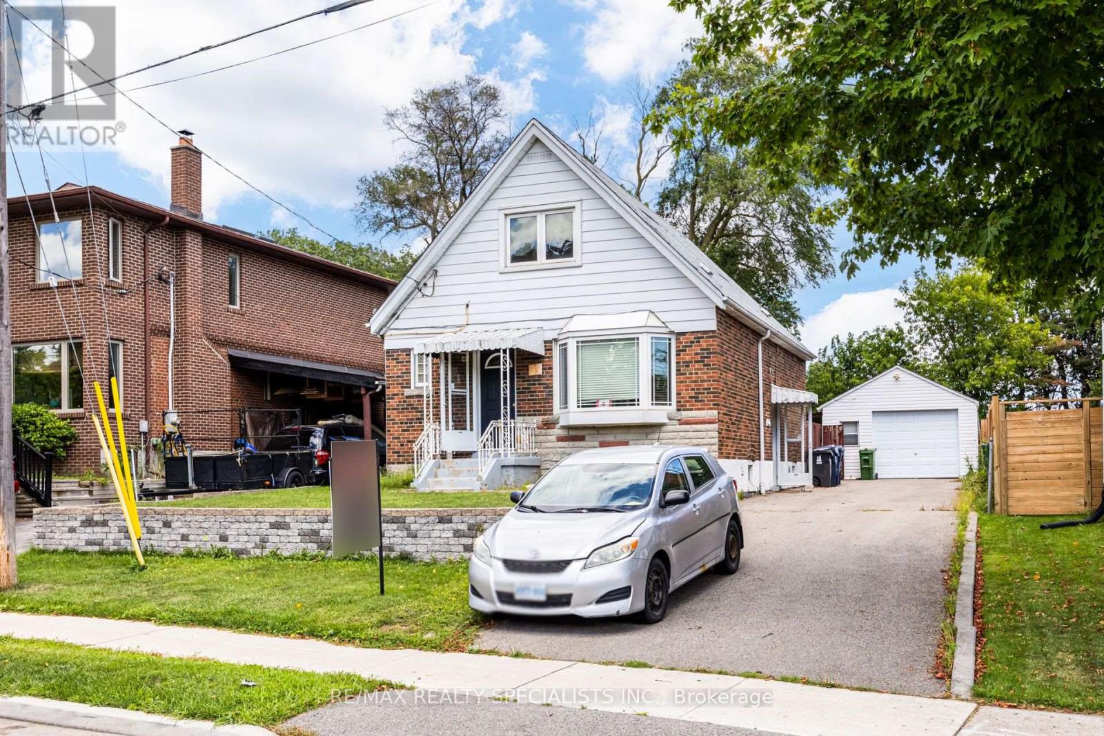 <div class="slider-price">$849,000</div><p>47 Singleton Road, Toronto, Ontario</p>