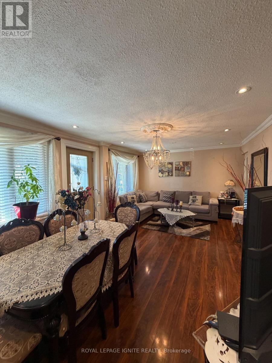 35 Hillary Avenue, Toronto, Ontario  M6N 2B9 - Photo 3 - W13693880