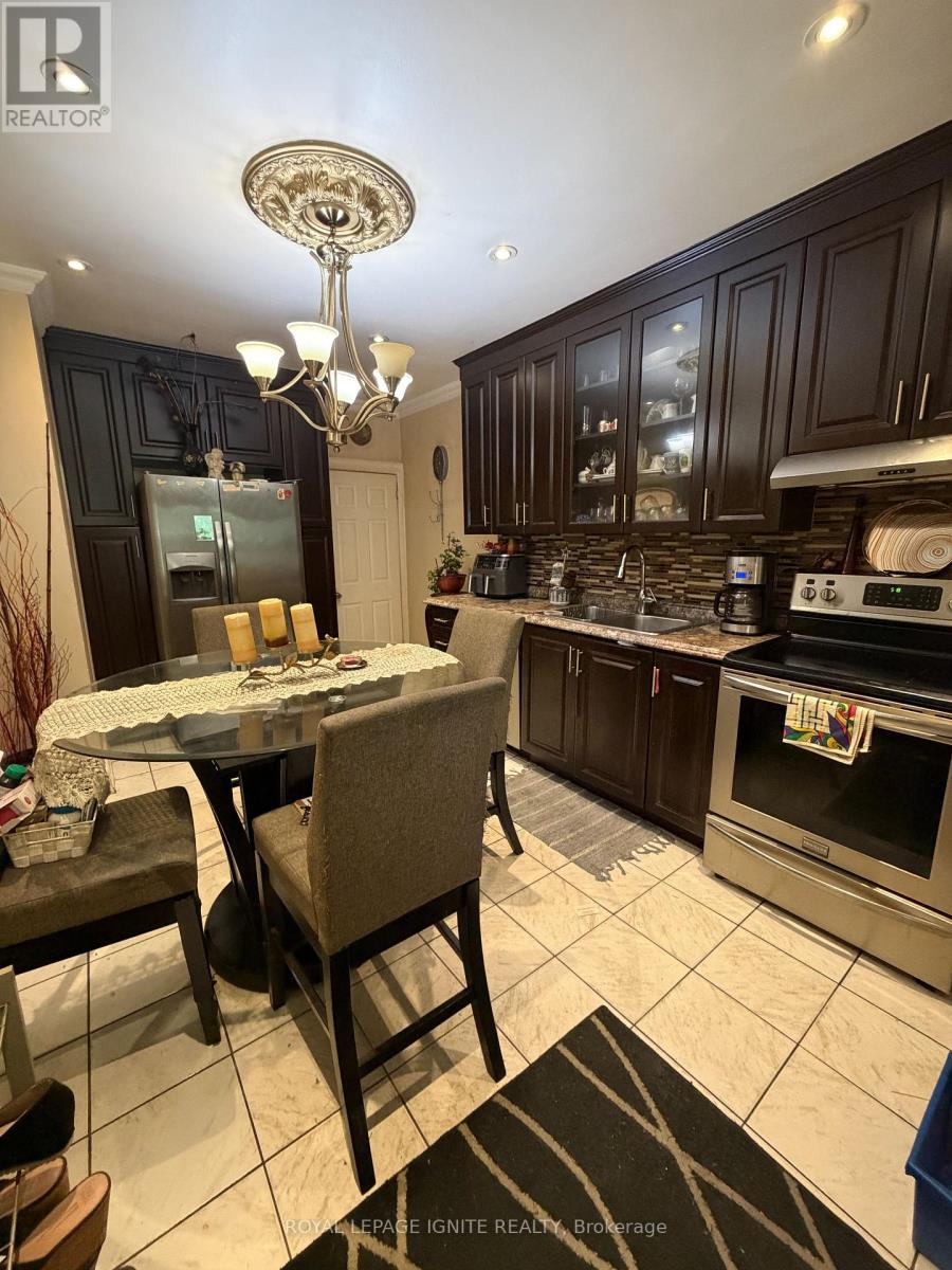 35 Hillary Avenue, Toronto, Ontario  M6N 2B9 - Photo 5 - W13693880
