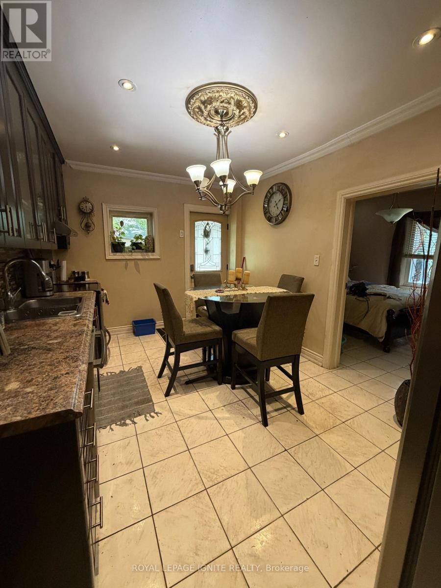 35 Hillary Avenue, Toronto, Ontario  M6N 2B9 - Photo 6 - W13693880