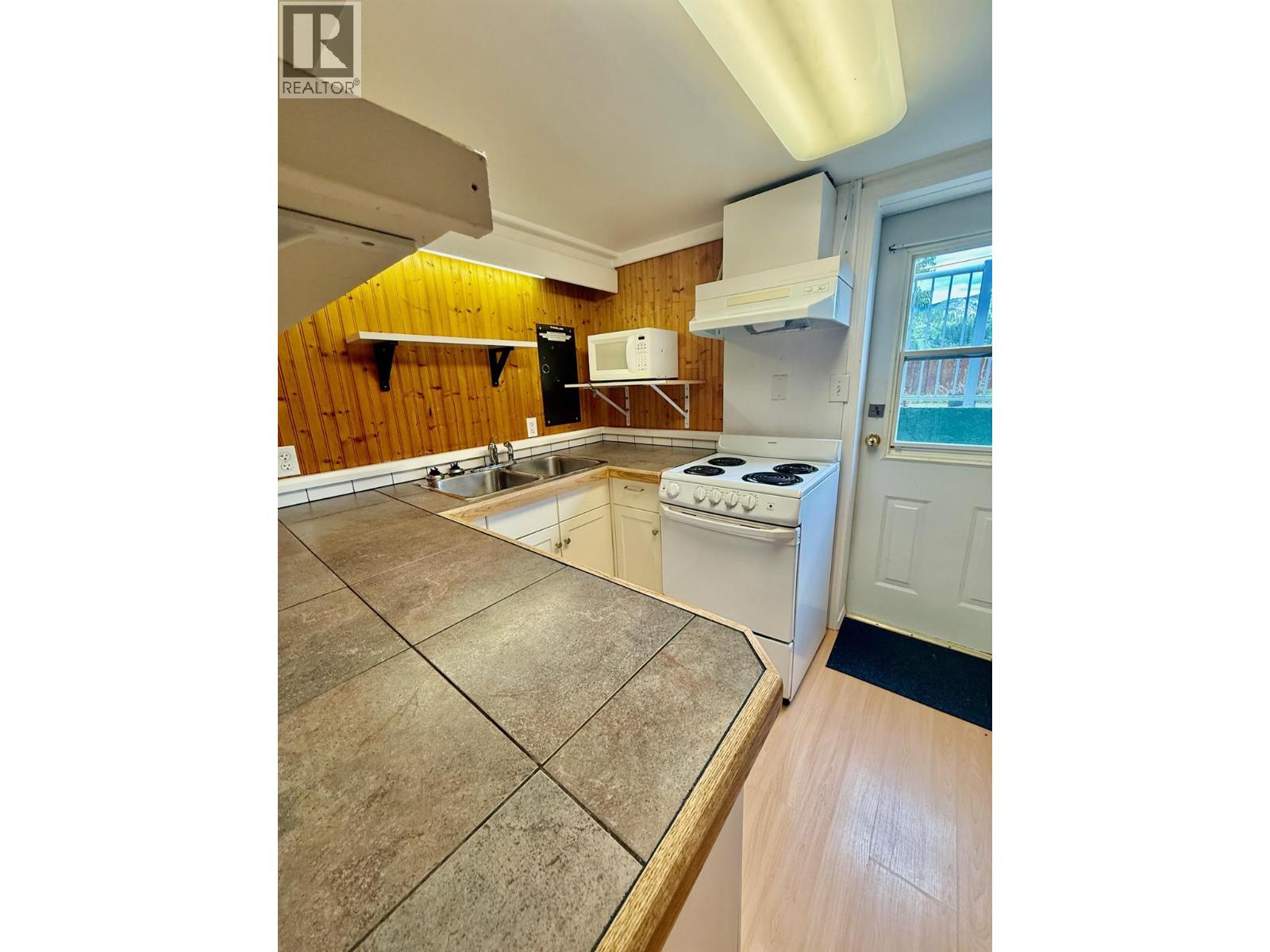 209 6th Avenue, Castlegar, British Columbia V1N 1T1 - Photo 16 - 10377511