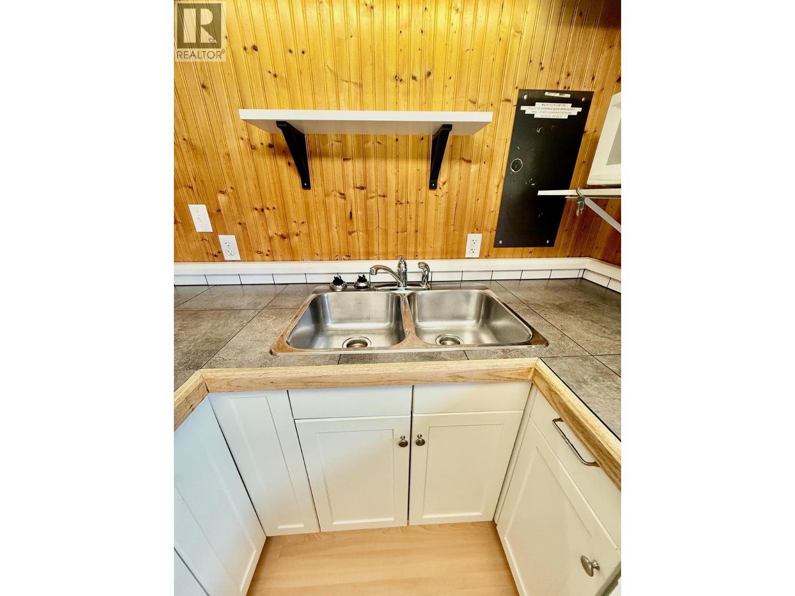 209 6th Avenue, Castlegar, British Columbia V1N 1T1 - Photo 13 - 10377511