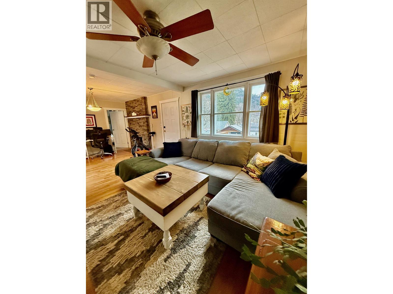 209 6th Avenue, Castlegar, British Columbia V1N 1T1 - Photo 3 - 10377511