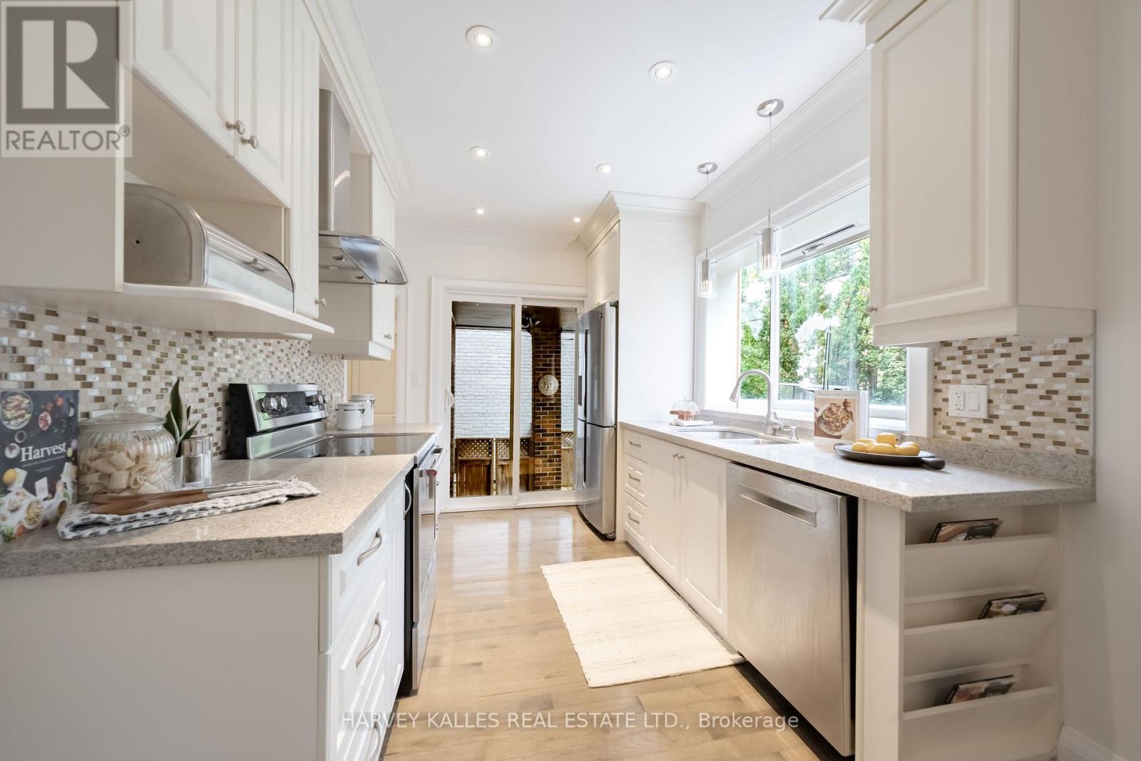 6 Browside Avenue, Toronto, Ontario  M5P 2V1 - Photo 18 - C13693942