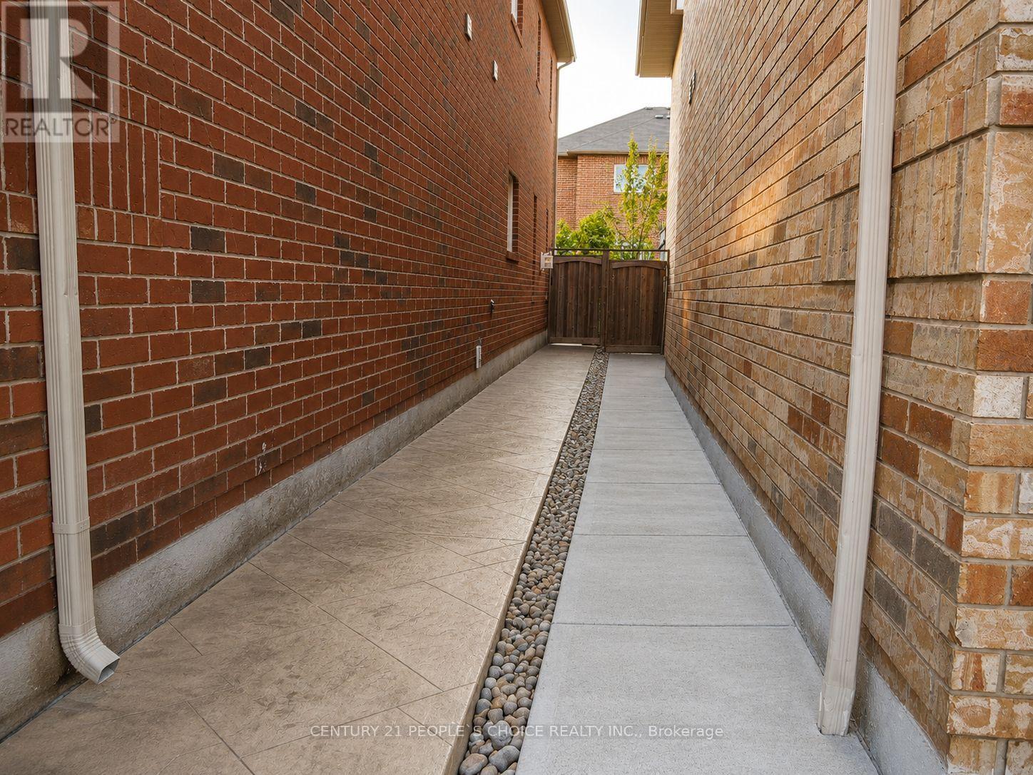 751 White Clover Way, Mississauga, Ontario  L5V 0C2 - Photo 10 - W13694010