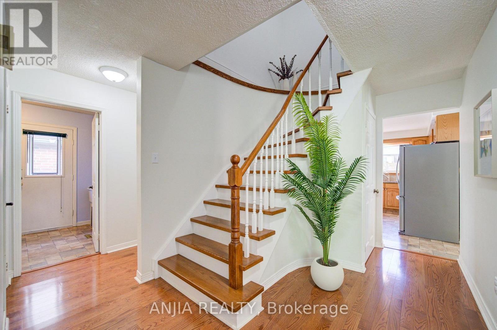 77 Royal Palm Drive, Brampton, Ontario  L6Z 1P2 - Photo 9 - W13694026