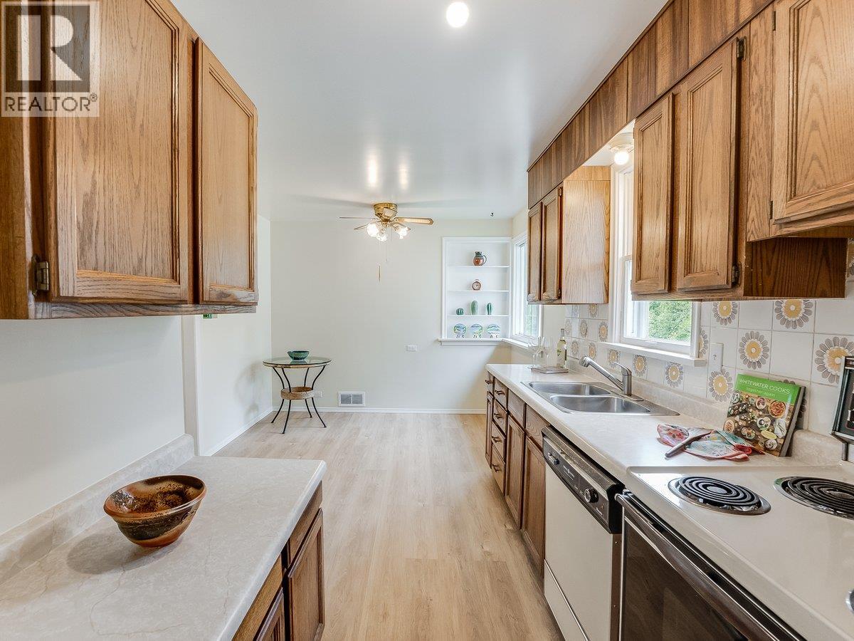 720 Third Street, Nelson, British Columbia  V1L 2R2 - Photo 8 - 10388724