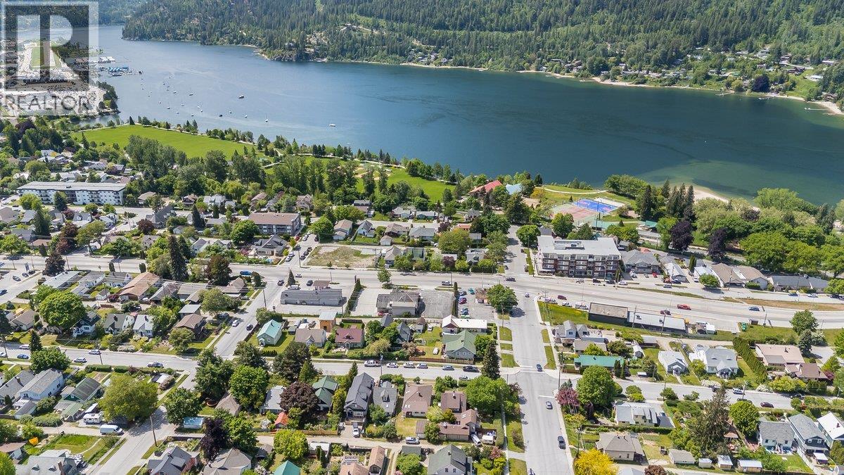 720 Third Street, Nelson, British Columbia  V1L 2R2 - Photo 3 - 10388724