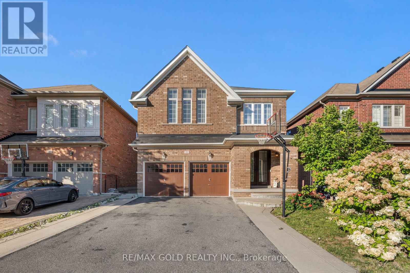 19 Bellcrest Road, Brampton, Ontario  L6Y 2M7 - Photo 2 - W13694090