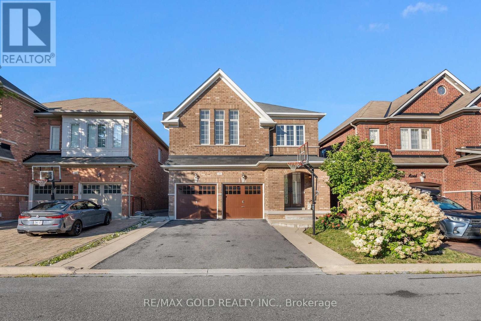 19 Bellcrest Road, Brampton, Ontario  L6Y 2M7 - Photo 3 - W13694090