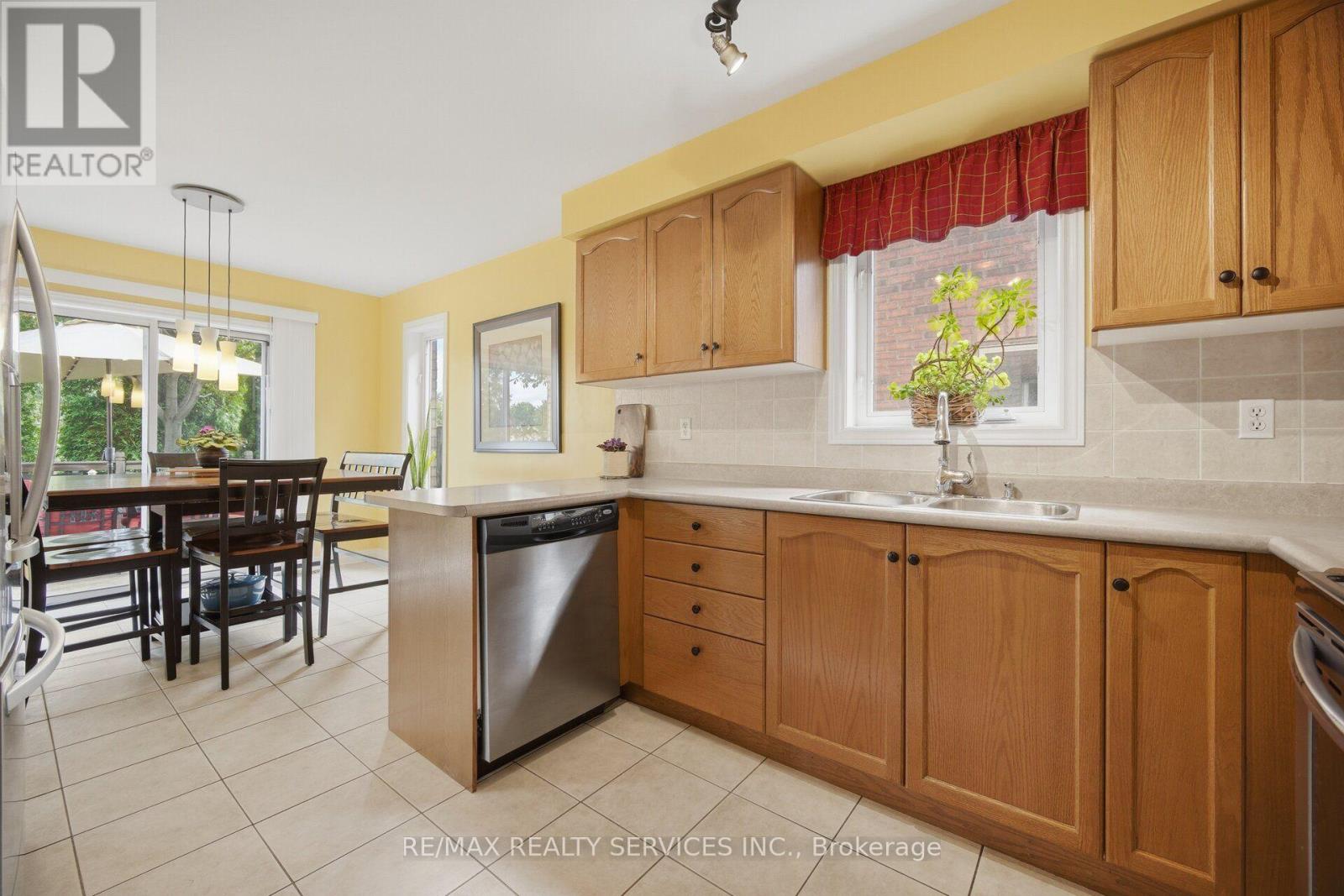 23 Swansea Meadows Drive, Brampton, Ontario  L7A 2C5 - Photo 13 - W13694110