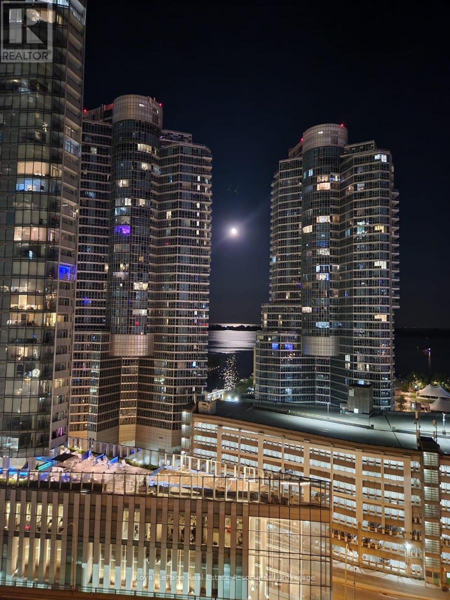 1910 - 19 GRAND TRUNK CRESCENT, Toronto, Ontario