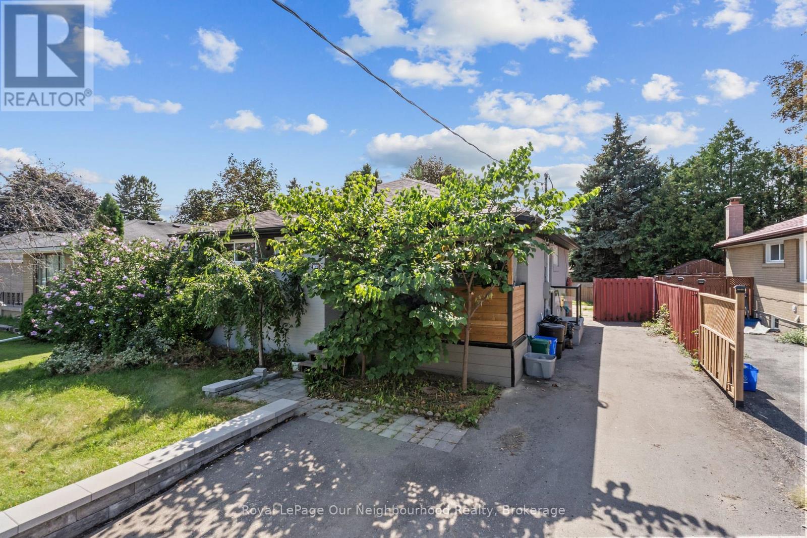 1016 Centre Street N, Whitby, Ontario  L1N 4V3 - Photo 2 - E13693674