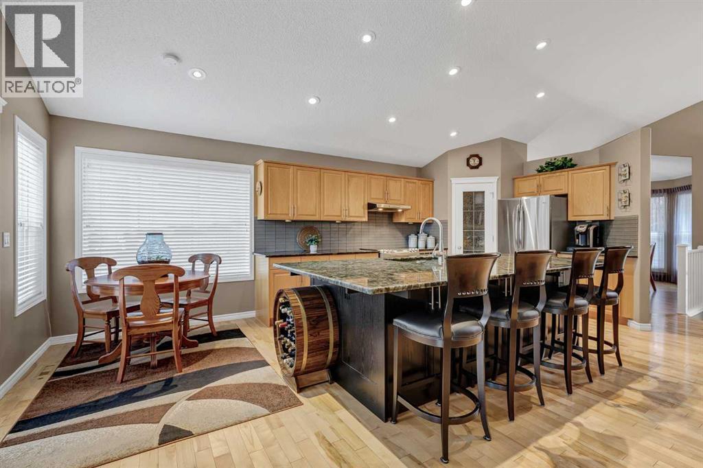 10 Strathlea Grove Sw, Calgary, Alberta  T3H 5B1 - Photo 7 - A2335116