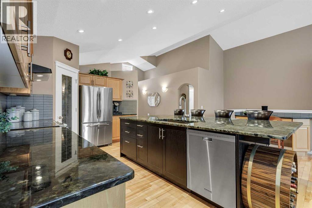 10 Strathlea Grove Sw, Calgary, Alberta  T3H 5B1 - Photo 9 - A2335116