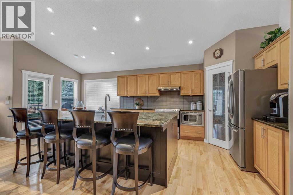 10 Strathlea Grove Sw, Calgary, Alberta  T3H 5B1 - Photo 6 - A2335116