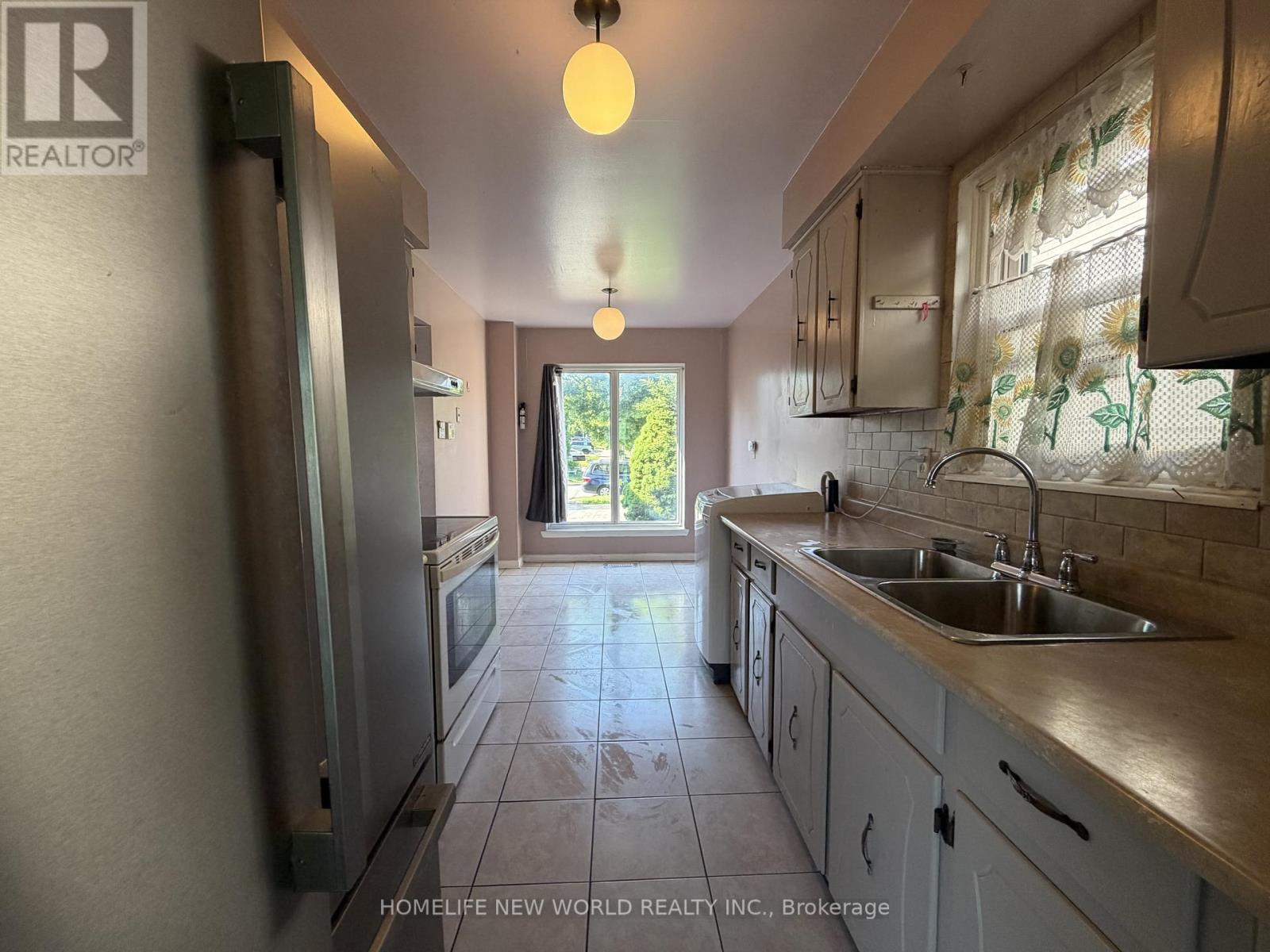 43 Bushmills Square, Toronto, Ontario  M1V 1K5 - Photo 8 - E13694172