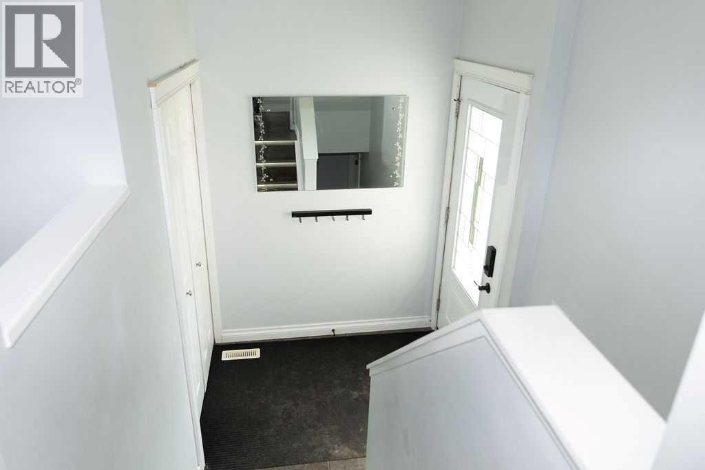 110 Bird Crescent, Fort Mcmurray, Alberta  T9K 0G9 - Photo 3 - A2318689