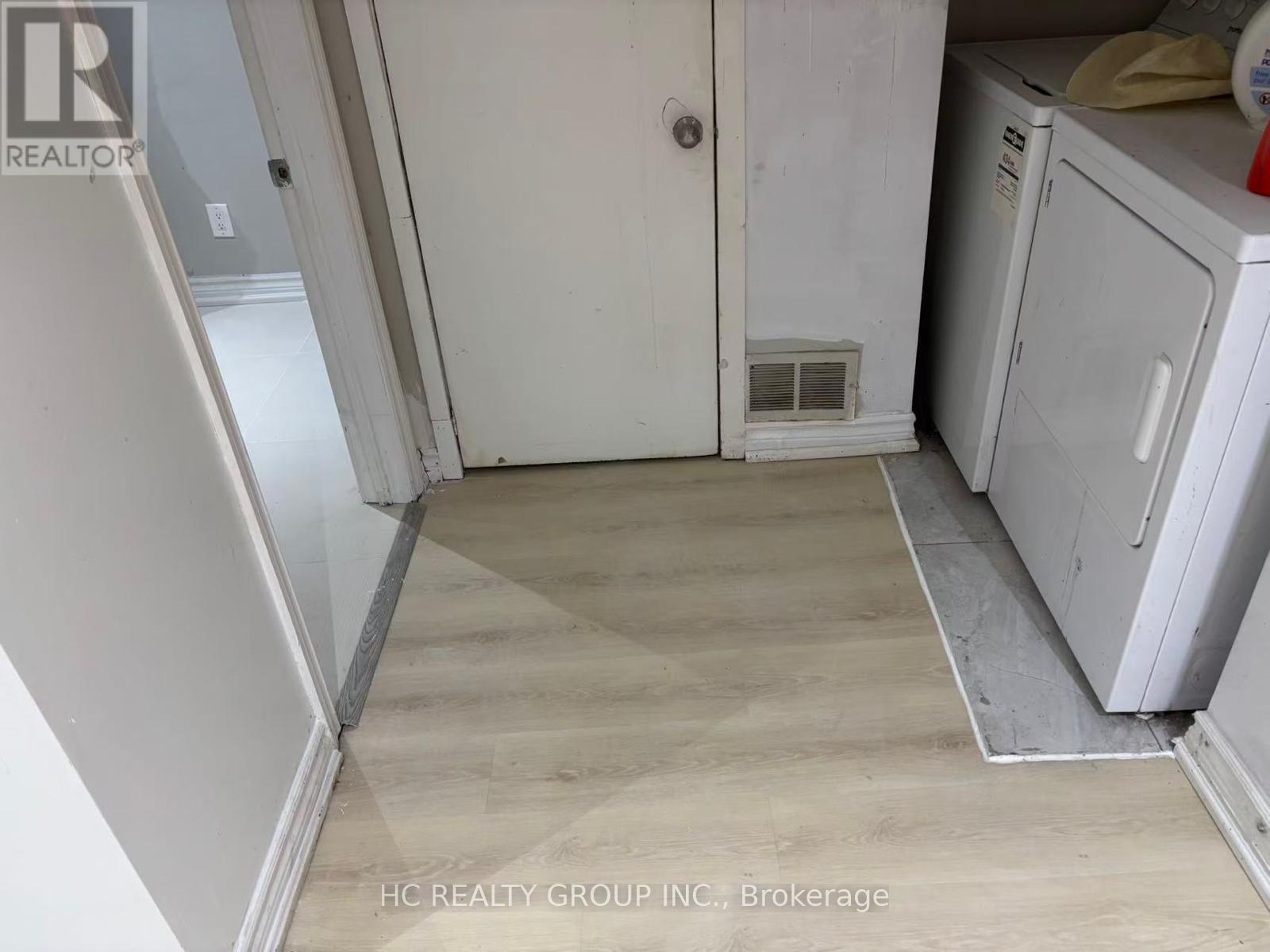 Lower - 25 Beechwood Avenue, Toronto, Ontario  M6N 4S9 - Photo 3 - W13694184
