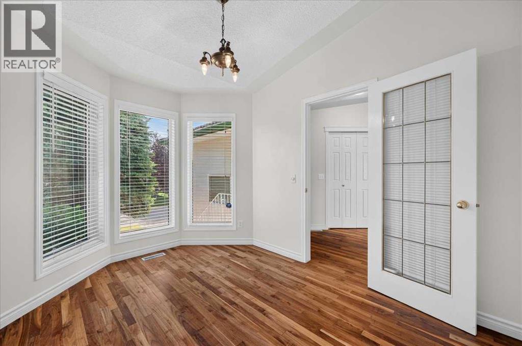21 Strathearn Gardens Sw, Calgary, Alberta  T3H 2R1 - Photo 5 - A2334898