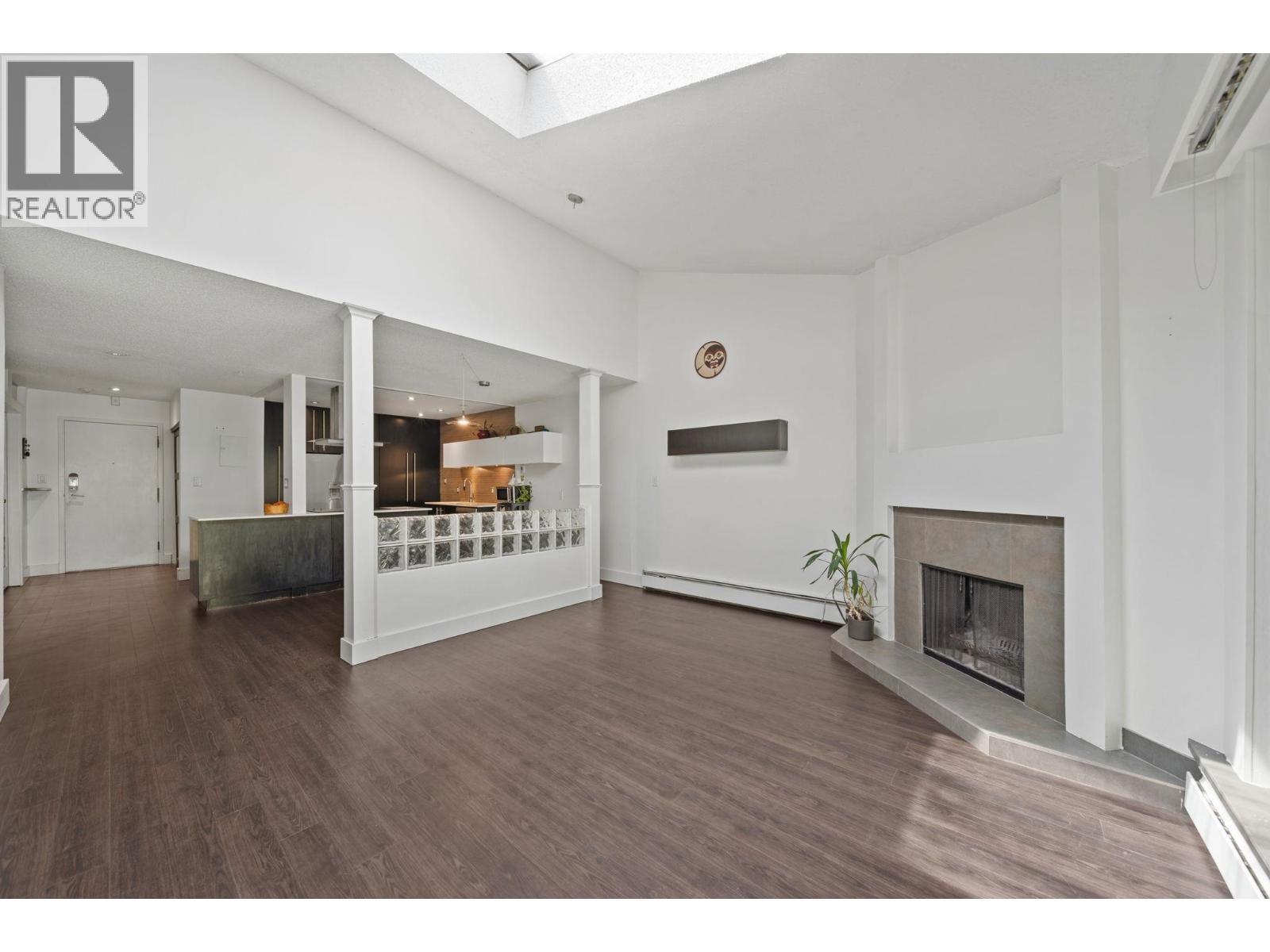 304 141 W 13th Street, North Vancouver, British Columbia  V7M 1N5 - Photo 4 - R3149258