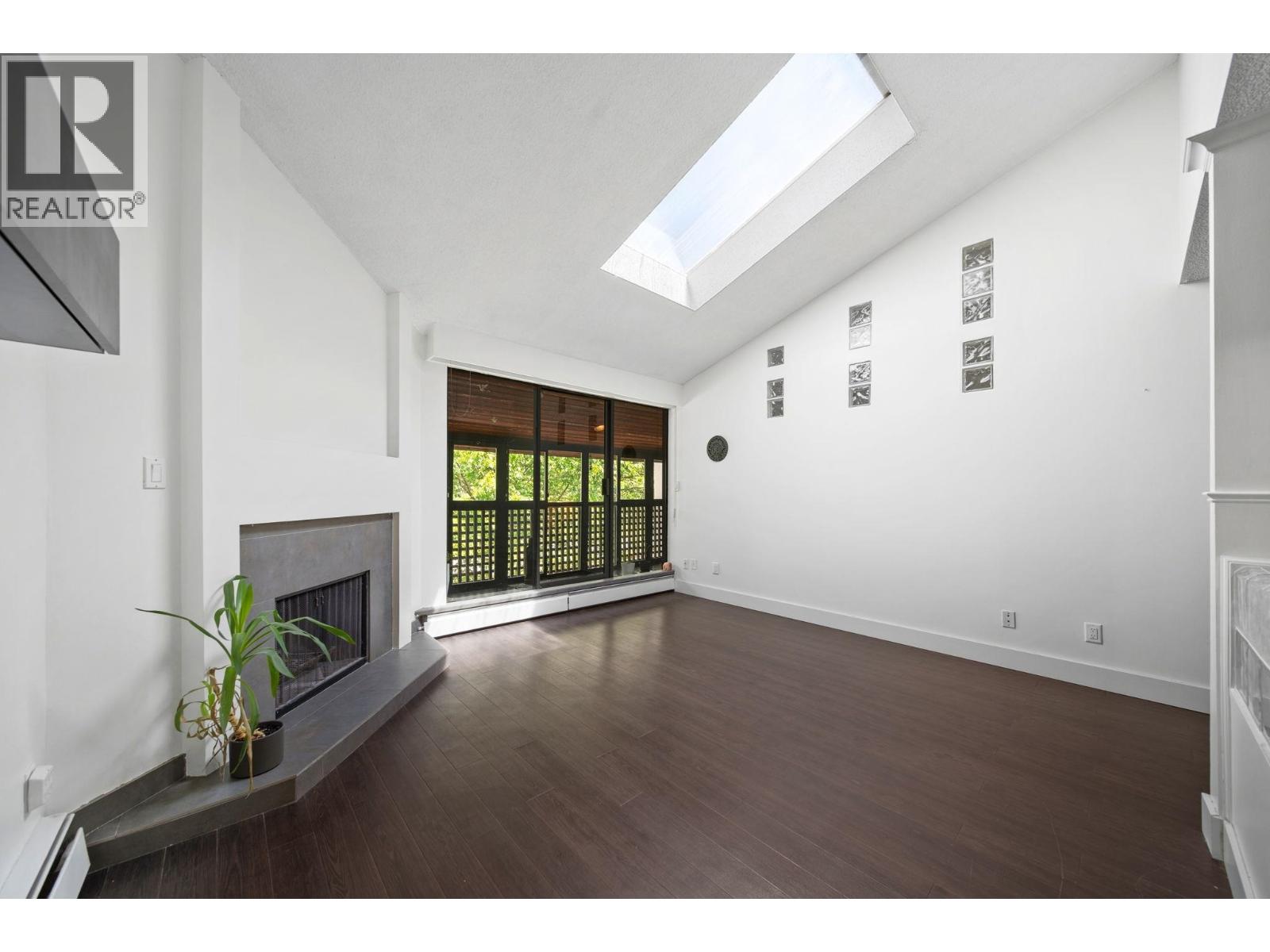 304 141 W 13th Street, North Vancouver, British Columbia  V7M 1N5 - Photo 3 - R3149258