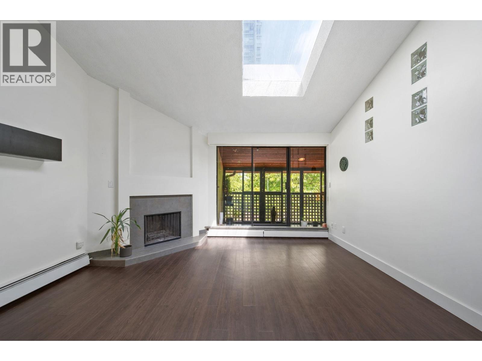 304 141 W 13th Street, North Vancouver, British Columbia  V7M 1N5 - Photo 2 - R3149258