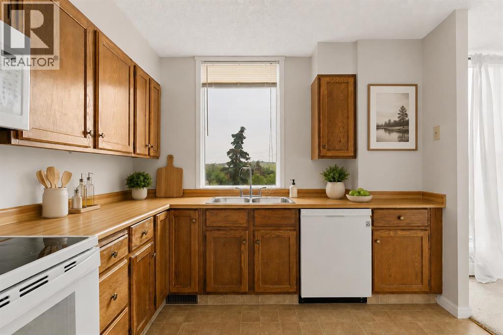 401, 145 Point Drive NW, Calgary, Alberta  T3B 4W1 - Photo 5 - A2329414